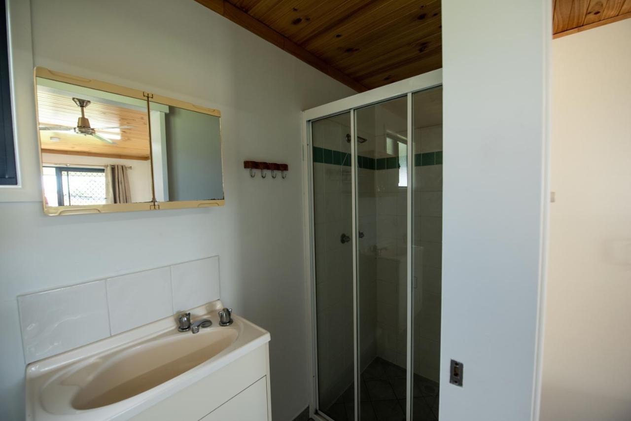 Sarina Palms Caravan And Cabins Village Esterno foto