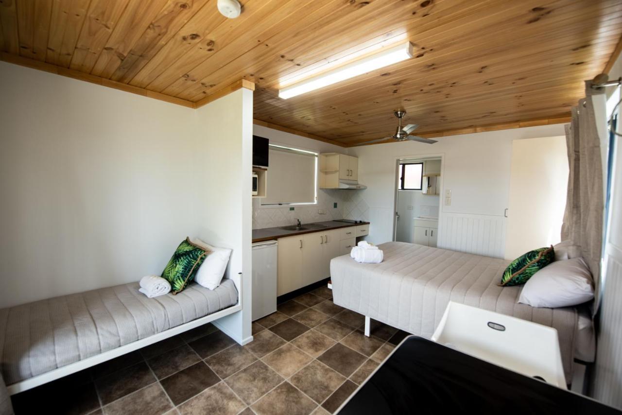 Sarina Palms Caravan And Cabins Village Esterno foto